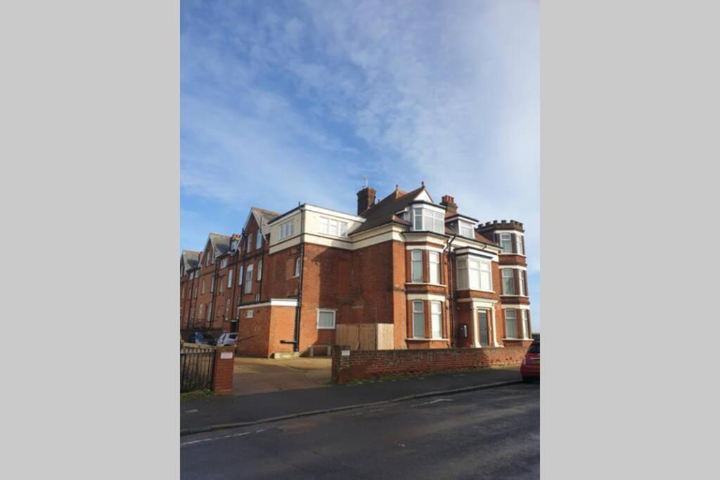 Apartment 2 Bedroom Seafront *