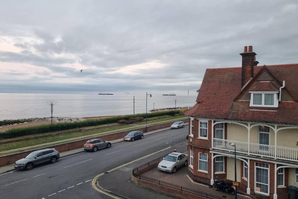 2 Bedroom Seafront * Felixstowe