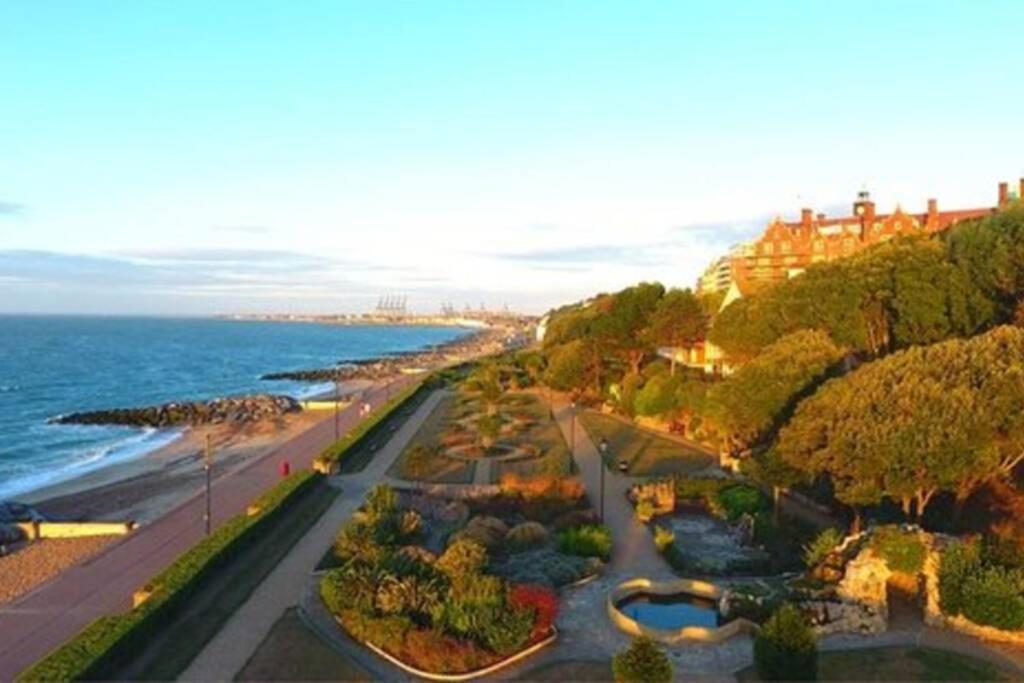 Apartment 2 Bedroom Seafront *